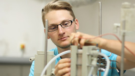 lipoStudent Jakub Kosina v laboratoři